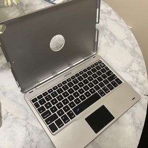 iPad 10.2” Bluetooth keyboard and trackpad